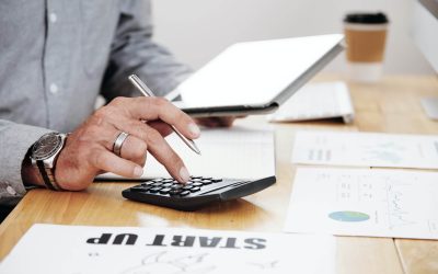 Persona realizando un asesoria mercantil Persona realizando un asesoria mercantil
